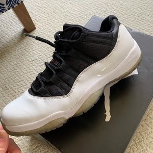 Jordan 11 retro low “Tuxedo”